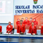 Prof. Sukri Palutturi bersama jajaran pimpinan membuka penerimaan mahasiswa baru Pascasarjana Unhas 2026/2027. (Foto: Dok. Sekolah Pascasarjana Unhas).